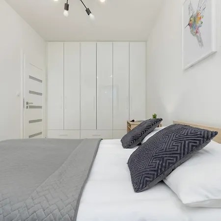 Chlodna Modern Near The Centre By Renters شقة *