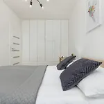 Chlodna Modern Near The Centre By Renters דירה *